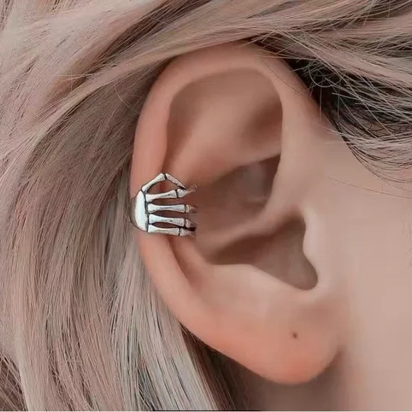 Skeleton hand ear 👂 cuff - Picture 1 of 5